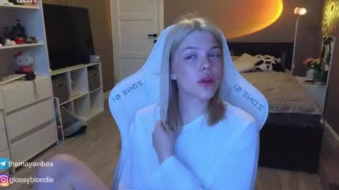 Snapshot of maya_blonde18 chatting on April 17, 2026, 3:53 am Maya online show from April 17, 2026, 3:53 am