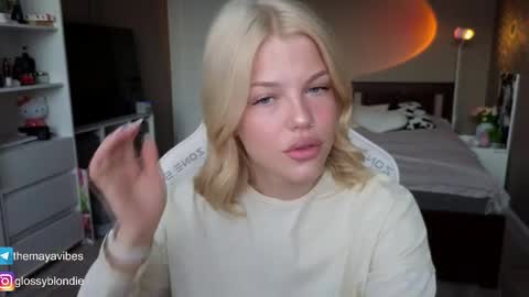 Snapshot of maya_blonde18 chatting on April 19, 2026, 3:28 am Maya online show from April 19, 2026, 3:28 am