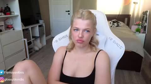 Snapshot of maya_blonde18 chatting on May 2, 2026, 3:33 am Maya online show from May 2, 2026, 3:33 am