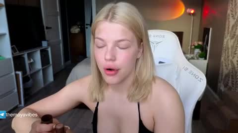 Snapshot of maya_blonde18 chatting on May 6, 2026, 3:13 am Maya online show from May 6, 2026, 3:13 am