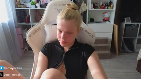 Snapshot of maya_blonde18 chatting on May 26, 2026, 3:35 am Maya online show from May 26, 2026, 3:35 am