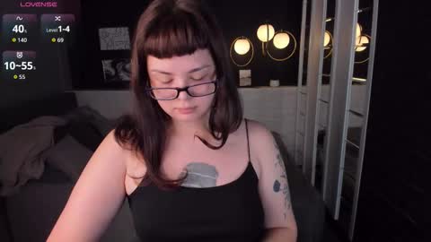 Woman online show from November 8, 2025, 1:55 pm