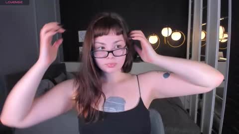 Woman online show from November 15, 2025, 3:19 pm