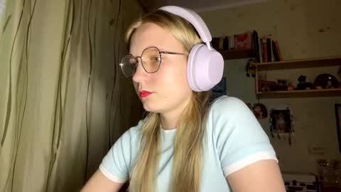 Snapshot of maybelleensminger chatting on September 27, 2025, 2:33 pm Lola online show from September 27, 2025, 2:33 pm