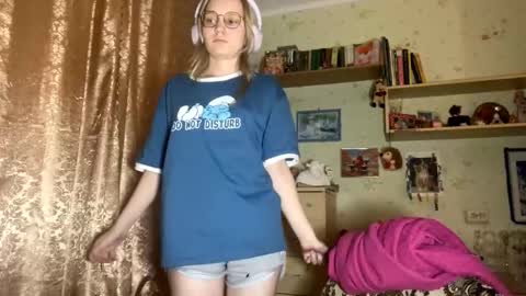 Snapshot of maybelleensminger chatting on October 4, 2025, 5:44 pm Lola online show from October 4, 2025, 5:44 pm