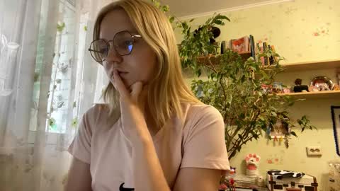 Snapshot of maybelleensminger chatting on October 10, 2025, 11:09 am Lola online show from October 10, 2025, 11:09 am