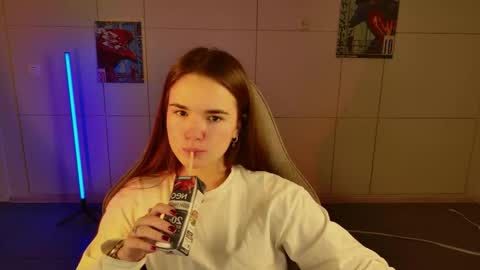 maybloom_ online show from November 11, 2025, 9:20 am