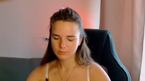 Snapshot of maybloom_ chatting on July 10, 2026, 7:34 am maybloom_ online show from July 10, 2026, 7:34 am