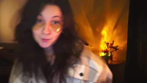 Snapshot of maymary_ chatting on December 15, 2025, 5:01 am Mary . online show from December 15, 2025, 5:01 am