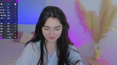 Snapshot of medina_andress chatting on May 19, 2026, 9:32 pm Dina online show from May 19, 2026, 9:32 pm