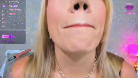 Snapshot of megan_clarck_ chatting on June 9, 2026, 10:54 pm Puedes llamarme angy online show from June 9, 2026, 10:54 pm