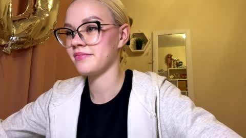 Mia online show from April 9, 2026, 3:06 pm