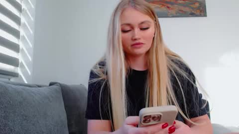 Snapshot of melani_a chatting on February 20, 2026, 12:16 pm Melania online show from February 20, 2026, 12:16 pm