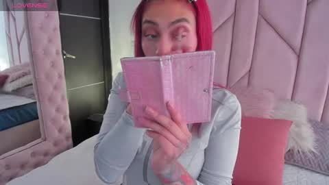 Melanie roux  online show from November 4, 2025, 12:04 pm