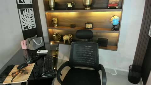 Melanie Roux online show from April 10, 2026, 7:40 pm