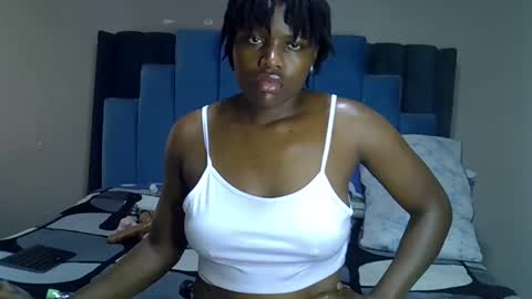 Snapshot of melanin_moon chatting on June 1, 2026, 11:12 am Moon online show from June 1, 2026, 11:12 am
