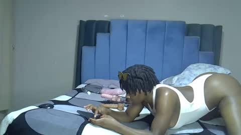 Snapshot of melanin_moon chatting on June 5, 2026, 2:51 am Moon online show from June 5, 2026, 2:51 am
