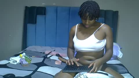 Snapshot of melanin_moon chatting on June 16, 2026, 10:12 pm Moon online show from June 16, 2026, 10:12 pm