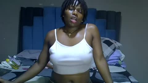 Snapshot of melanin_moon chatting on June 17, 2026, 11:27 pm Moon online show from June 17, 2026, 11:27 pm