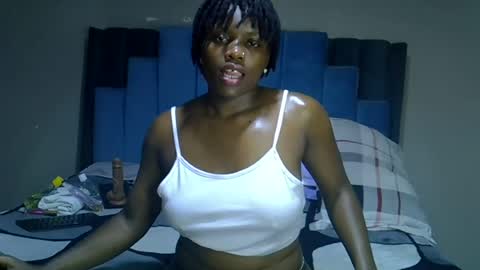 Snapshot of melanin_moon chatting on June 22, 2026, 7:00 pm Moon online show from June 22, 2026, 7:00 pm