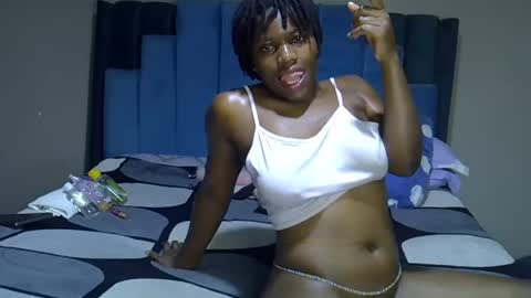 Snapshot of melanin_moon chatting on June 28, 2026, 12:27 am Moon online show from June 28, 2026, 12:27 am