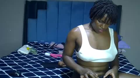 Snapshot of melanin_moon chatting on July 5, 2026, 11:23 pm Moon online show from July 5, 2026, 11:23 pm