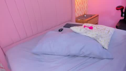 M E L I N A  online show from October 31, 2025, 9:16 pm