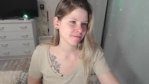 Snapshot of melissa__ray chatting on March 7, 2025, 5:17 pm Melissa Ray online show from March 7, 2025, 5:17 pm