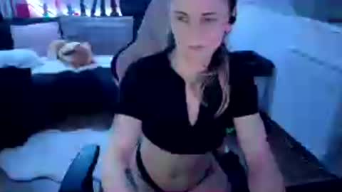 Snapshot of melly4you chatting on July 6, 2026, 8:33 pm melly4you online show from July 6, 2026, 8:33 pm