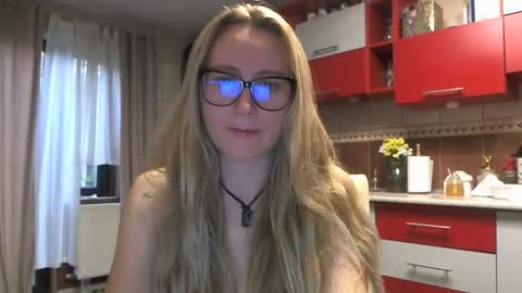 Melly online show from October 15, 2025, 7:08 am