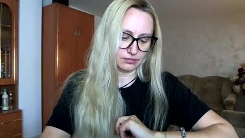 Snapshot of melly_rosey chatting on June 25, 2026, 7:35 am Melly online show from June 25, 2026, 7:35 am