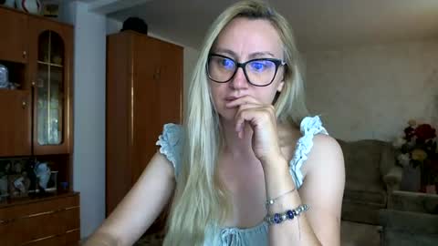 Snapshot of melly_rosey chatting on June 26, 2026, 7:13 am Melly online show from June 26, 2026, 7:13 am