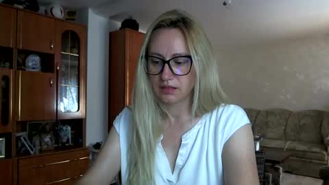 Snapshot of melly_rosey chatting on July 1, 2026, 7:43 am Melly online show from July 1, 2026, 7:43 am