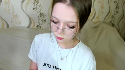 MelMooon online show from December 18, 2025, 2:50 am