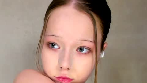 MelMooon online show from July 11, 2026, 6:54 pm