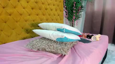 Snapshot of meloddy_megann chatting on November 15, 2025, 10:37 pm Melody online show from November 15, 2025, 10:37 pm