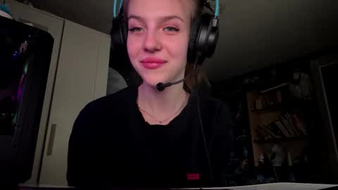 Hi Im Aria 18 years old online show from September 18, 2025, 12:29 pm