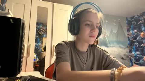 Hi Im Aria 18 years old online show from October 15, 2025, 12:38 pm