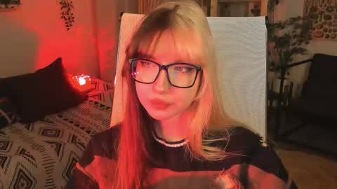 Mia online show from November 5, 2025, 3:23 pm