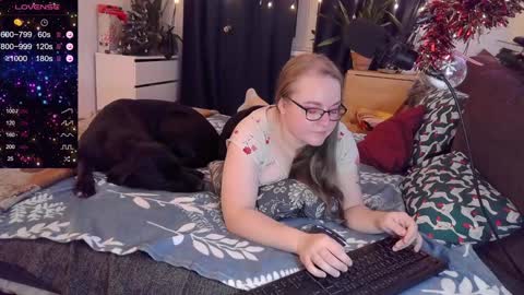 Snapshot of meowut chatting on December 8, 2024, 10:36 pm Mary online show from December 8, 2024, 10:36 pm