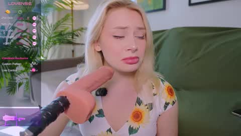 Snapshot of meukotis chatting on October 3, 2025, 8:22 am Stella online show from October 3, 2025, 8:22 am