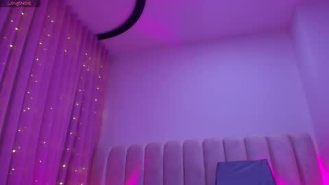 Snapshot of mia_0_ chatting on February 4, 2026, 7:31 pm Emi online show from February 4, 2026, 7:31 pm