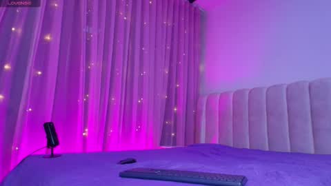 Snapshot of mia_0_ chatting on February 6, 2026, 7:28 pm Emi online show from February 6, 2026, 7:28 pm