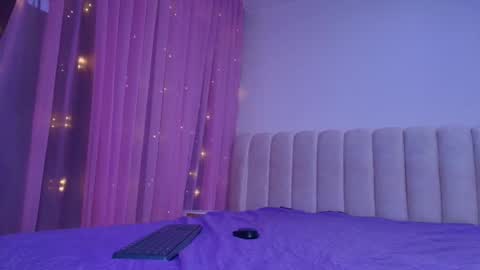 Snapshot of mia_0_ chatting on February 7, 2026, 7:17 pm Emi online show from February 7, 2026, 7:17 pm