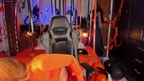 Snapshot of mia_18v chatting on October 27, 2025, 5:39 pm Violett online show from October 27, 2025, 5:39 pm