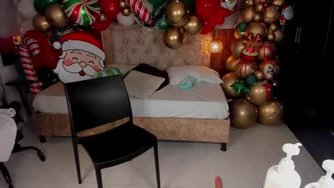 Snapshot of mia_18v chatting on December 13, 2025, 8:14 pm Violett online show from December 13, 2025, 8:14 pm