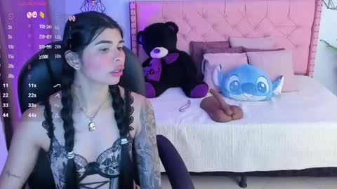 Mia online show from May 22, 2026, 4:01 pm