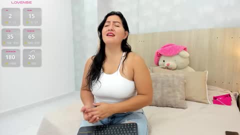 Mia Aristizabal online show from December 4, 2025, 11:41 am