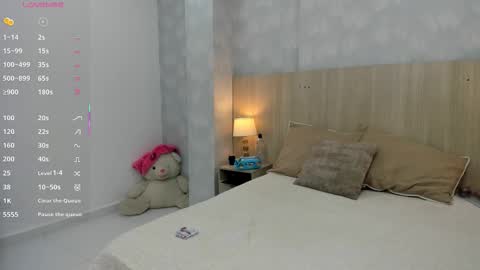 Mia Aristizabal online show from December 18, 2025, 11:38 am