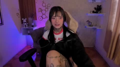 Mia online show from November 14, 2025, 5:00 pm